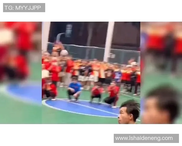 足球巨星挑战篮球场精彩扣篮瞬间引发热议视频合集