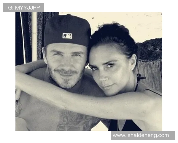 足球传奇亨利与好友亲密合影展现友谊与激情的瞬间