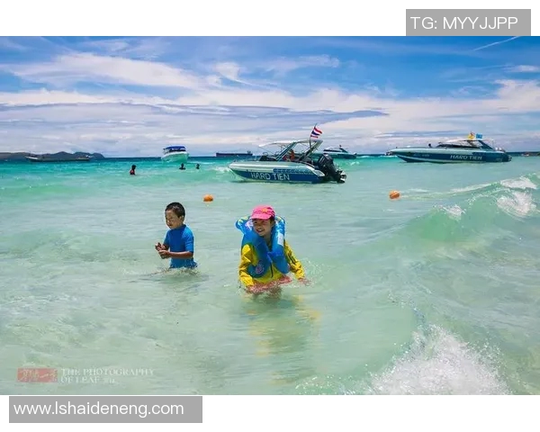 足球明星在沙滩上的精彩瞬间大集合，尽享阳光与运动的完美结合